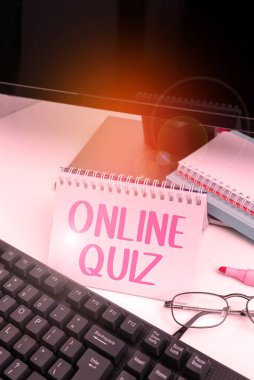 İlhamını gösteren metin Online Quiz, oyunda yazılmış sözcük veya internette yayınlanmış bir zihin sporu
