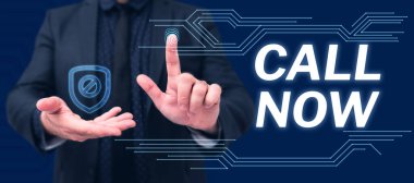 Telekom aygıtları kullanan bir kişiye anında ulaşmak için el yazısı metin çağrısı şimdi, kavramsal fotoğraf