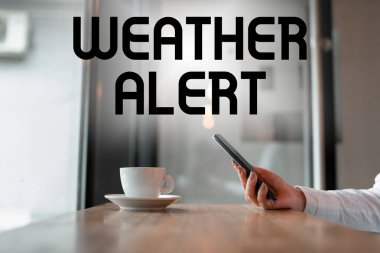 Hava Durumu Alarmı 'nı gösteren bir tabela. Atmosferin yeri ve zamanı ile ilgili acil uyarı.