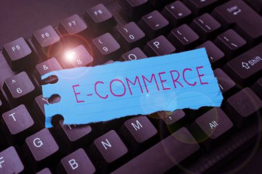 E Ticaret ve İş Konsepti el yazısı. İnternet üzerinden yapılan ticari işlemler.
