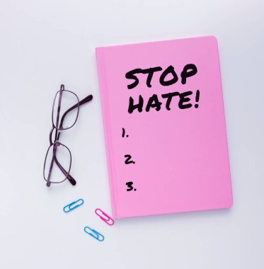 El yazısı Yazısı Nefret Durdur, İş Gösterisi Diğerlerine yönelik agresif baskı ve sindirmeyi önler