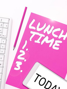 Öğlen yemeği saatini gösteren bir ilham kaynağı kahvaltıdan sonra ve akşam yemeğinden önce yemek üzerine yazılmış bir söz.