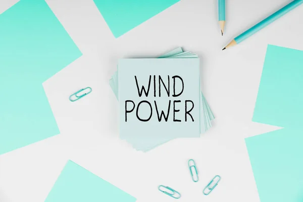 说明风力的文字标题 意为利用气流提供机械动力来转动发电机 — 图库照片