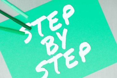 El yazısı işareti Step By Step, İş Konsepti Başarı için Yavaş İlerleme Yolu Geliştirme