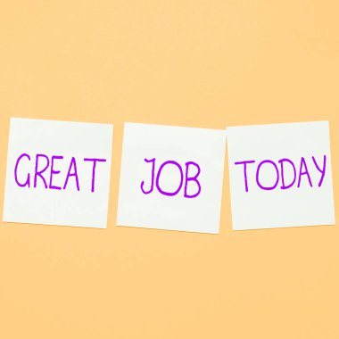 Bugün harika bir iş çıkardığını gösteren bir metin. İş yaklaşımı, birini çok iyi yaptığı bir şey için övüyordu.