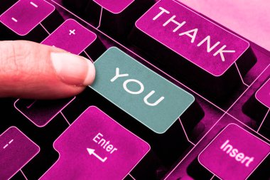 İlham göstergesi. Teşekkür ederim. Kavramsal fotoğraf güzel bir şeyi tekrarlıyor ya da mutlu bir şekilde selamlıyor.