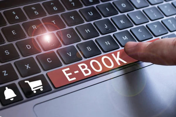 Bilgisayar veya tablet okuyabilen basılı kitabın kavramsal görüntüleme E Kitabı, kavramsal fotoğraf elektronik sürümü