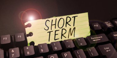 Kavramsal görünüm Kısa Dönem, göreceli olarak kısa bir zaman aralığında meydana gelen veya içeren sözcük