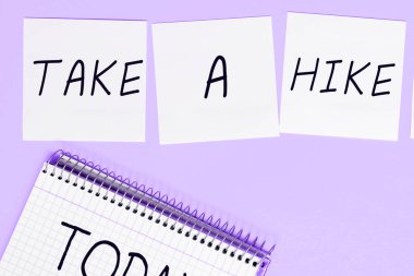 Metin başlığı sunar Take A Hike, Word on Go doğada yaşayan bir macera aktivitesi üzerine yazılmış