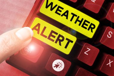 Metin Hava Durumu Alarmı yazılıyor, Atmosferin yeri ve zamanı hakkında iş genel görünümü acil uyarısı