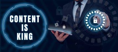 Metin işareti içeriğin kral olduğunu gösteriyor, iş konsepti içeriği bugünün pazarlama stratejilerinin kalbi.