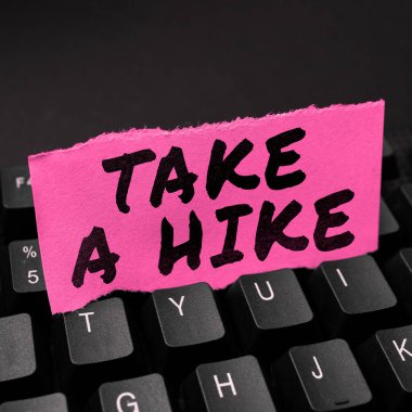 Esinlenmeyi gösteren bir metin. Yürüyüşe çık, iş hayatına gir. Sırt çantasıyla doğada yaşa.