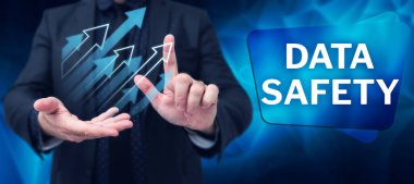 Metin Veri Güvenliği ve İnternet Konsepti, güvenli depolama sağlayarak verileri kayıplara karşı koruma kaygıları içeriyor