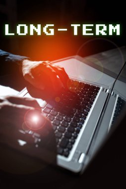 El yazısı uzun dönem, göreceli olarak uzun bir zaman aralığında meydana gelen ya da içeren sözcük