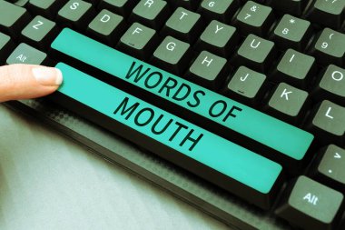 Ağızdan gelen el yazısı metinleri, kavramsal fotoğraf ifadesi birini yaralamaya ya da incitmeye yardımcı olabilir.