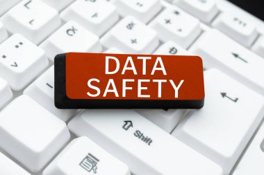 El yazısı metni Veri Güvenliği, iş fikri güvenli depolama sağlayarak verileri zarardan korumayı içeriyor
