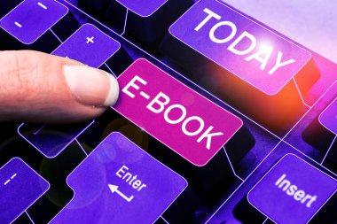 El yazısı E Book, bilgisayar veya tablet okuyabilen basılı kitabın kavramsal fotoğraf elektronik sürümü