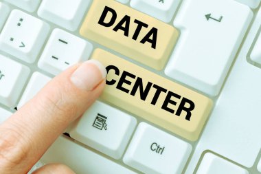 Veri Merkezi işaretini gösteren ilham kaynağı, Kavramsal fotoğraf sunucular gibi bilgisayar tesislerini barındıran bir depo.