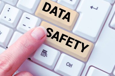 El yazısı işareti Veri Güvenliği, iş yaklaşımı güvenli depolama sağlayarak verileri zarardan korumayı içeriyor