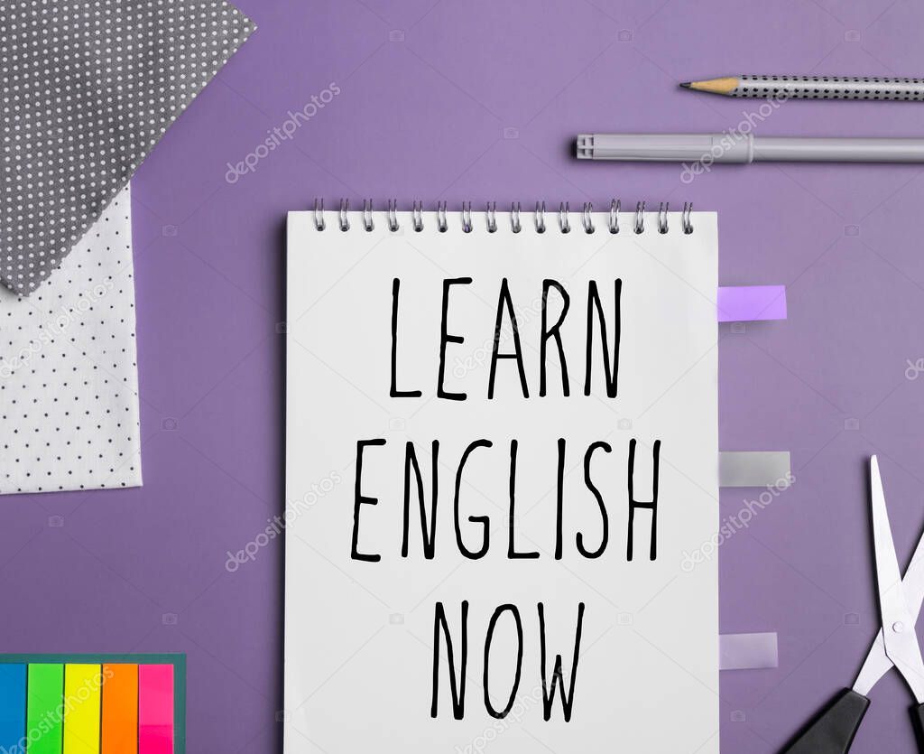 Texto presentando Aprende inglés ahora, escaparate de negocios gana o
