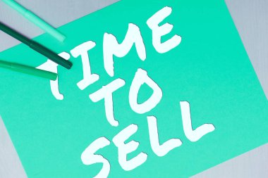 Bir emlak şirketini satıp para kazanmak için iş fikrini satma zamanını gösteren bir tabela.