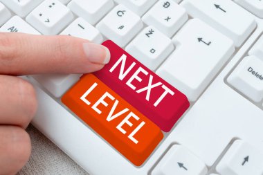 Görüntüleme metni yazılıyor Sonraki Seviye, Birden fazla katın olması ve şu anki durumla ilgili referans alınması için sözcük