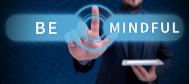 El yazısı. Dikkatli ol, iş fikri. Dikkatini bir şeye ver ya da bir şeyin farkında ol.