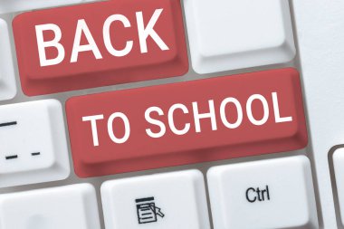 Metin başlığı Okula Dönüş, İnternet Konsepti Yeni Öğretmenler Arkadaşlar Üniforma Tanıtım Ücreti Kitabı