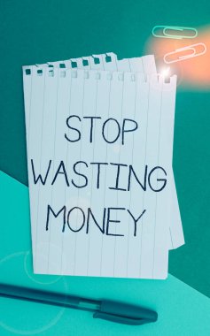 İlham kaynağı gösteren metin Para Harcama, Kavramsal fotoğraf danışmanı kişi veya gruba kaydetmeye başlamasını ve akıllıca kullanmasını tavsiye etmeyi bırak