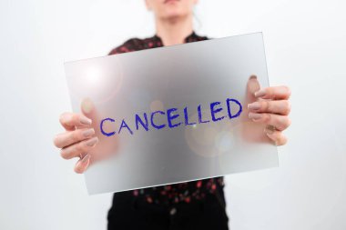 İlhamın iptal edildiğini gösteren metin, iş konsepti planlanan olayın gerçekleşmeyeceğini belirler veya duyurur