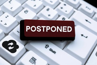 El yazısı tabelası ertelenmiş, kavramsal fotoğraf öncelik, tercih ve önem sırasına göre sonradan yerleştirilmiştir