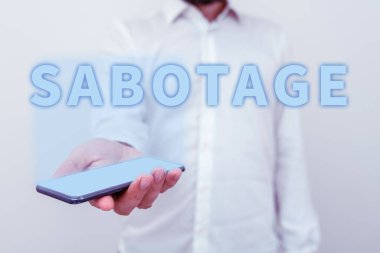 İşveren araç ve malzemelerinin işçiler tarafından yok edildiği sabotaj ve iş konseptini gösteren bir tabela