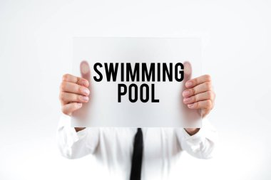 İlham verici Yüzme Havuzu, Kavramsal Fotoğraf Yapısı 'nı gösteren metin boş zaman aktiviteleri için suyu tutmak üzere tasarlandı