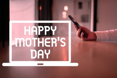 El yazısı tabelası Mutlu Anneler Günü, Toplumdaki annelik etkisinin onuruna kutlanan kavram.