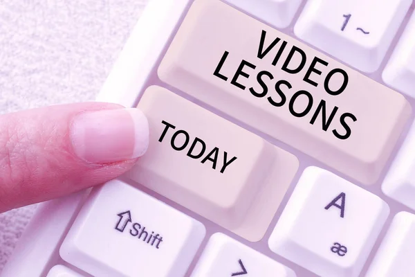 ビデオレッスンを紹介するテキストキャプション ビジネス概要トピックのオンライン教育教材視聴と学習 — ストック写真