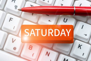 Cumartesi el yazısı tabelası, hafta sonunun ilk gününde yazılmış bir söz dinlenme zamanı tatil anı