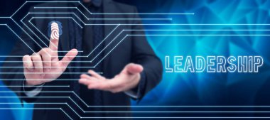 Liderliği gösteren metin başlığı, bir grup insana veya şirkete liderlik etmeyi içeren İnternet Kavram Yeteneği Etkinliği