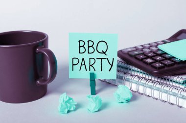 Bbq Party 'ye ilham veren metni, iş yaklaşımı genellikle odun veya kömür üzerinde et tüttürerek yapılır.