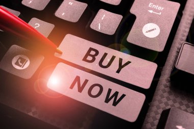 Satın Al Şimdi, iş fikrini sunan metin başlığı. Birinden ürününüzü satın almasını isteme fikri. İyi indirimler sağlayın.