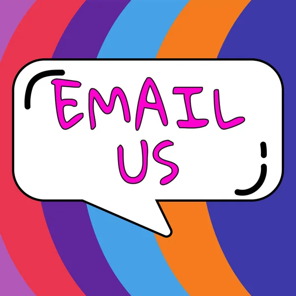 显示Email Us的文字符号 因特网概念向一群使用邮件的人发送商业信息 — 图库照片