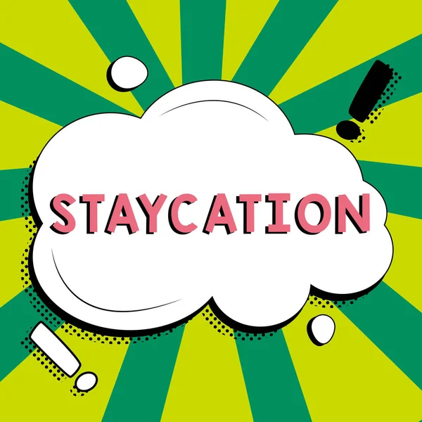 Γράφοντας Εμφανίζει Κείμενο Staycation Έννοια Σημαίνει Διακοπές Που Δαπανώνται Αυτούς — Φωτογραφία Αρχείου