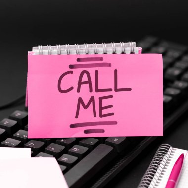 İlham veren metinler İş Konsepti Ara Beni Telefon aracılığıyla iletişim kurmak için bir şeyler hakkında konuşmak istiyor