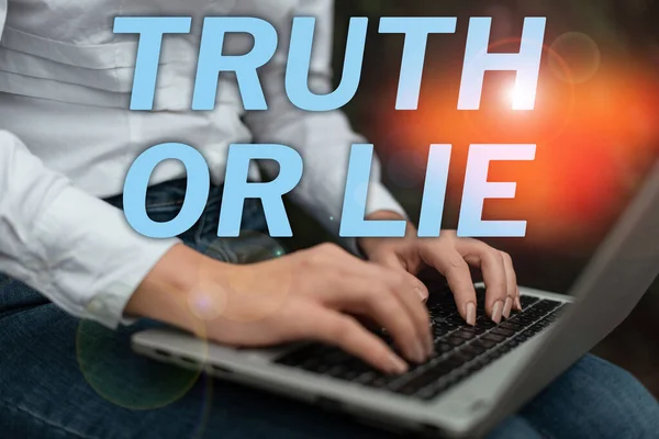 Hand Writing Sign Truth Lie Word Decision Being Honest Dishonest —  Fotos de Stock