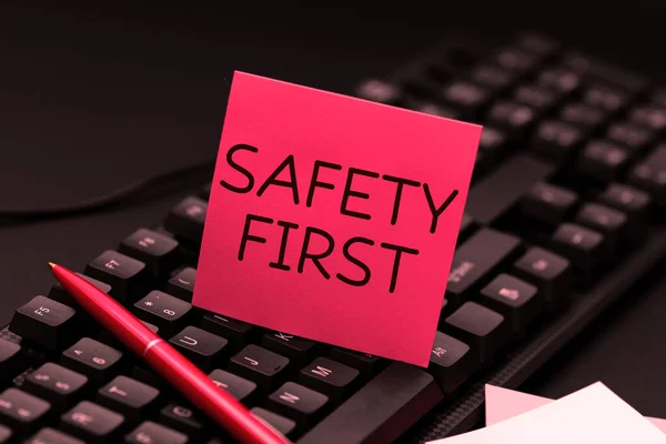 手写标志安全第一 商业方法避免不必要的风险安全地生活要注意 — 图库照片