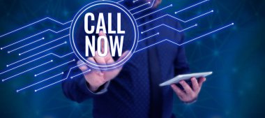 Arama Şimdi, İş Konseptini gösteren metin işareti, telekom aygıtları kullanan bir kişiye anında erişmek için