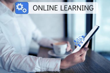 El yazısı metni Çevrimiçi Öğrenme, Kavramsal Fotoğraf İnternet ve bir bilgisayarın yardımıyla Larning