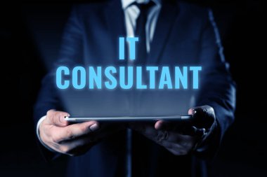 El yazısı metni. İnternet Danışmanı ve Konsepti, kuruluşlara bilgi işlem hizmetlerini nasıl yönetmeleri gerektiği üzerine odaklanıyor