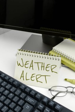 Metin hava durumu uyarısı yazılıyor, iş yaklaşımı bir yer ve zamanda atmosferin durumu hakkında acil uyarı