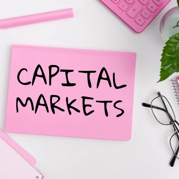Handwriting Text Capital Markets Concept Meaning Allow Businesses Raise Funds — Foto Stock
