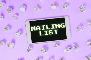 E- posta Listesini sunan metin başlığı, periyodik posta dağılımına abone olan insanların iş fikri listesi